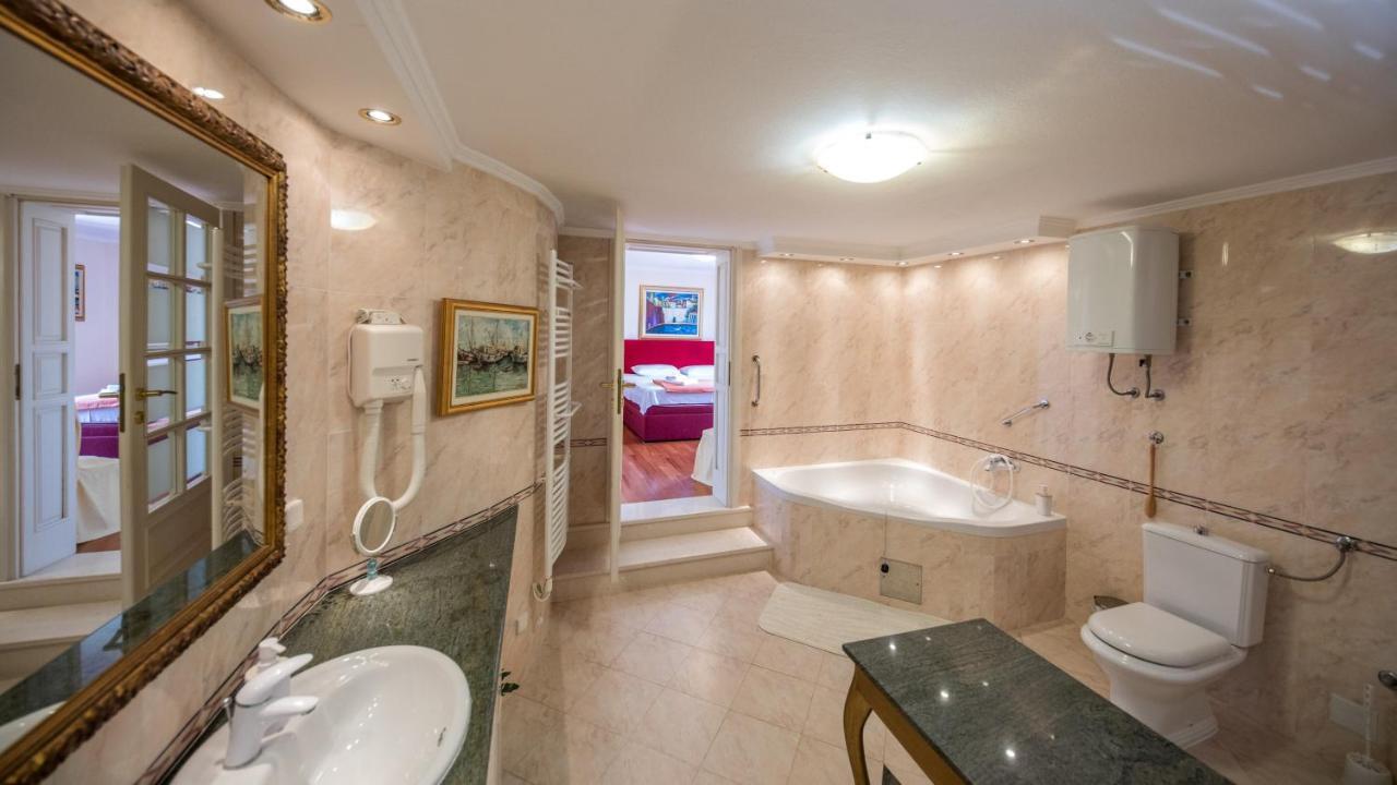 Holiday Home Lapad Beach Royal Дубровник Екстериор снимка